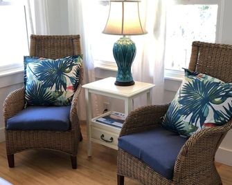 Quaint Paia Beach House with Ocean Views! Cold AC! Walk to town/beach! - Paia - Salon