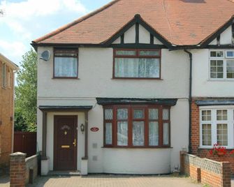 Revive Lodge - Feltham - Будівля
