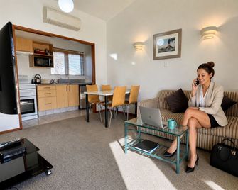 Teal Motor Lodge - Gisborne - Living room