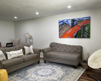 Ranch Home less than 1 mile from Grand Park w/ Team Room - Westfield - Living room