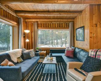 Nelson Rustic Log Cabin With Private Hot Tub - Rivière-Rouge - Living room