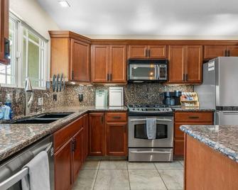 Lovely Tustin Home w/ Outdoor Kitchen: 3 Mi to Zoo - Tustin - Kitchen