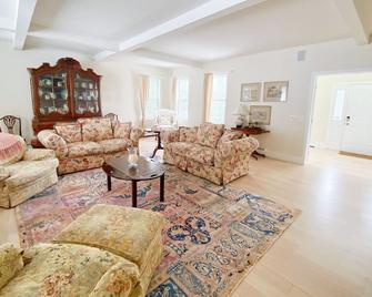 Secluded Mountaintop Retreat in the Heart of the Berkshires - West Stockbridge - Living room