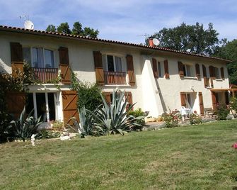 Renovated hilltop farmhouse property 17 hectares, gorgeous views close to Bonnac - Боннак (Ар'єж) - Будівля