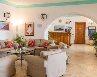 Standard Quadruple Room a few steps from the sea - Stromboli - Huiskamer