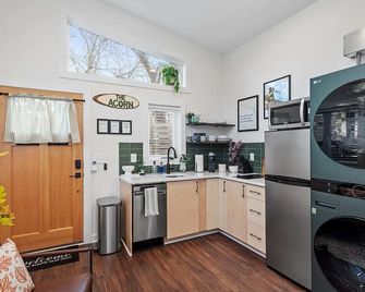 The Acorn - Tiny House In Historic Oakwood - ראליי - מטבח