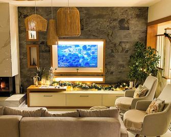 Shore of Sapanca Lake: Çatı Villa Lakehouse - İzmit - Living room