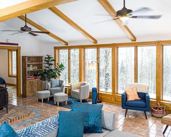 Trailside! Bike In Bike Out, Steps to Town. Outdoor shower, fire pit, & more. - East Burke - Sala de estar
