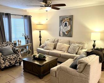Cowbell Condo- the cutest condo in God's Country - Starkville - Living room