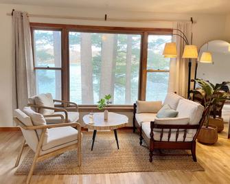 Waterfront Paradise! Boat available for rent. - Waupaca - Living room