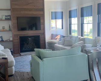 Lake Front Property. Stunning, quiet retreat with beautiful vistas and sunsets. - Port Austin - Living room