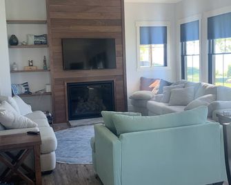 Lake Front Property. Stunning, quiet retreat with beautiful vistas and sunsets. - Port Austin - Living room