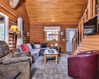 NEW! Charming cabin on Cisco Chain of Lakes - Watersmeet - Sala de estar
