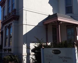 Inn Port D'Vino - Dayton - Building