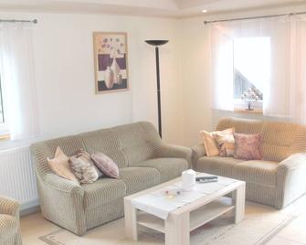 Newly renovated holiday home (6 people) in a quiet, rural setting. - Steinwiesen - Sala de estar