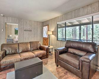 Cozy Greer Hideaway - Walk to the Colorado River! - Greer - Living room