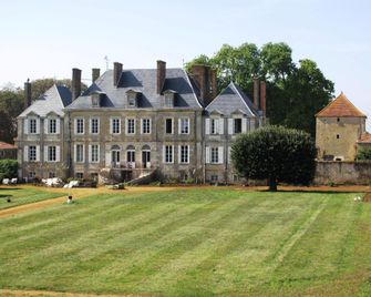 Château des Noces - Bazoges-en-Pareds - Building