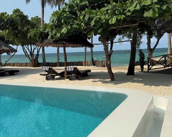 Manolo Beach Resort - Uroa - Pool