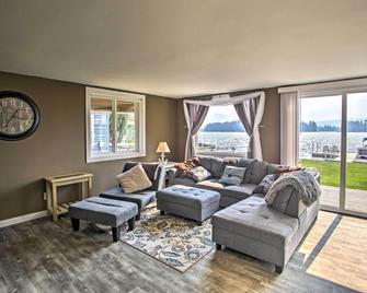 Modern Lake Lawrence Retreat with a Deck and Dock! - Yelm - Sala de estar
