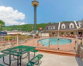Econo Lodge Inn and Suites Gatlinburg at the Convention Center - Gatlinburg - Πισίνα
