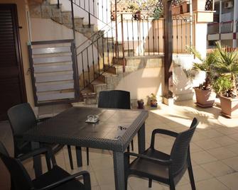 Casa-B&B Bouganville Attico 85 mq - Barletta - Patio
