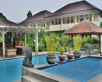 Taman Teratai Hotel - Puncak - Pool