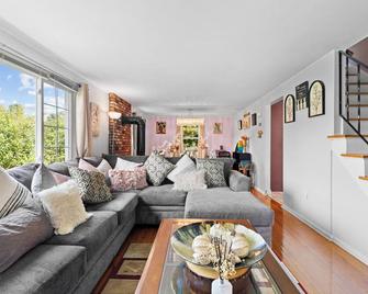 Quiet Comfy Getaway 3 Bdr Home - Windsor - Living room