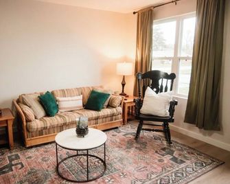 3br Cottage Off Main - Downtown - Fast Wifi - 25 Min to Ano, I-40 2 Min, - Clarksville - Wohnzimmer