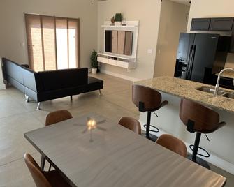 Modern 3 Bedroom Executive House By Afb - Derby - Comedor