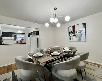 Chic 2-Bed Apt Free Wi-Fi/King Bed/ Parking & Mid-Century Charm - West Hempstead - Dining room