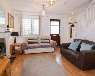 Sarah's Cottage - Padstow - Living room