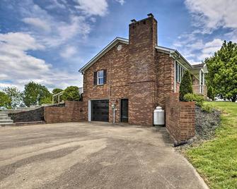'Blue Moon Cottage' w/ Amazing Views of 5 Counties - Danville