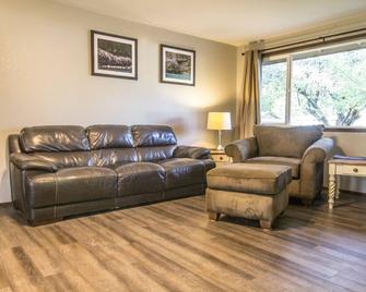 Rainforest Vibes by Olympic Coast Rentals - Forks - Wohnzimmer