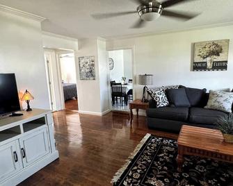 Welcome to The Tennerton House-Charming 2-bedroom with AC and WiFi in Buckhannon - Buckhannon - Living room