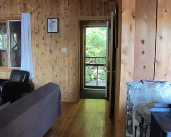 A Waterfront Cottage on Catchacoma Lake - Buckhorn - Sala de estar