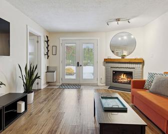Whispering Pines Escape - Collingwood - Living room