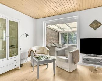 Gorgeous Home In Millinge With Wifi - Millinge - Living room