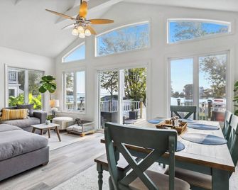Charming 2-bedroom waterfront cottage in peaceful Stevensville with AC, WiFi - Stevensville - Living room