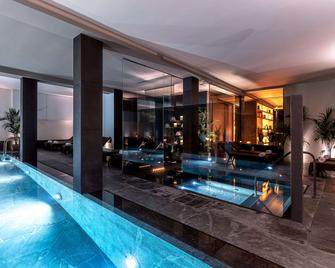 โรงแรมวิกตอเรียพาเลซ - กัตตอลิก้า - สระว่ายน้ำ