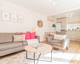 Modern 3-Bedroom 2-Bathroom Flat with Garden at Hanwell - Greenford - Living room