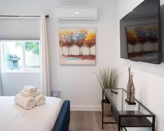 New 1-Bedroom Home Built In 2022 Located In The Awesome Noho Arts District Area (P54) - Los Angeles - Bedroom