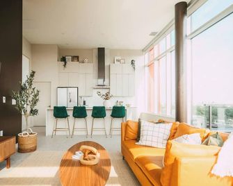 Luxury 2br Penthouse Apt in Central Halifax - Halifax - Phòng khách