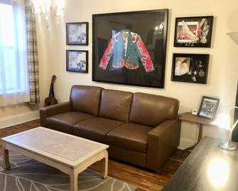 Quiet 1 Br Apartment on 4 Fl Views On 3 Sides - New York - Living room