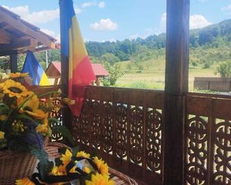Pridvor – Traditional House In Oltenia De Sub Munte, Romania - Costesti - Balcony