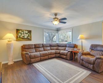 Pueblo House by Riverwalk, 2 Miles to Fairgrounds! - Pueblo - Living room