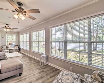 Waterfront Lake Sinclair Home with Boat Dock! - Milledgeville - Living room
