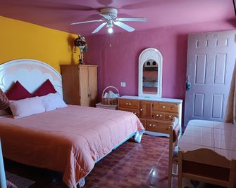 Hospedaje Barato Mi Casita de Colores - Tijuana - Habitación