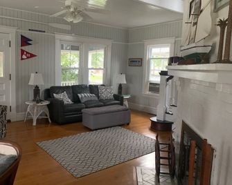 5br Charming Beach House With Private Beaches In Beautiful Neptune Park! - New London - Wohnzimmer