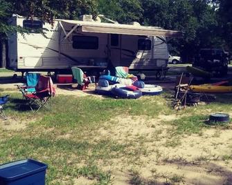 Glamping travel trailer @ Lake Tawakoni park. - Wills Point - Patio