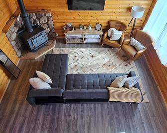 The Woody Cabin - Apple Valley - Living room